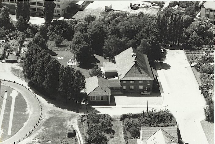 Ein Luftfoto das zwischen 1975/1976 aufgenommen wurde und die Halle mit angeschlossener Gaststätte zeigt. Quelle: Stadtarchiv Bad Salzuflen