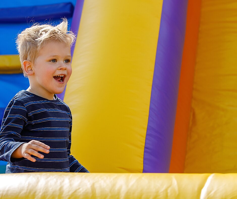 Lächelnder Junge auf einer Hüpfburg